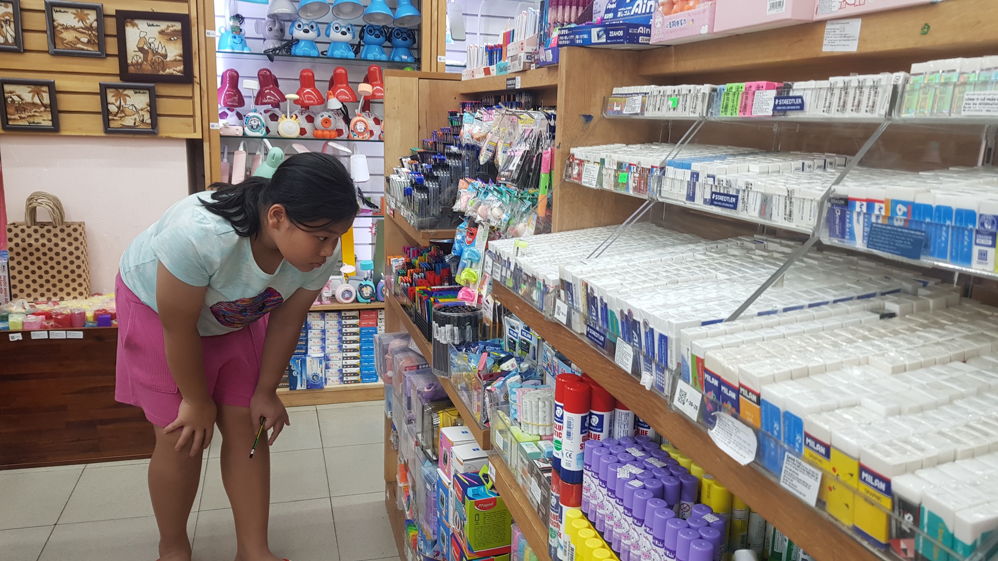 Phụ huynh lùng sục mua sách giáo khoa lớp 4, 8 và 11 - Ảnh 9.