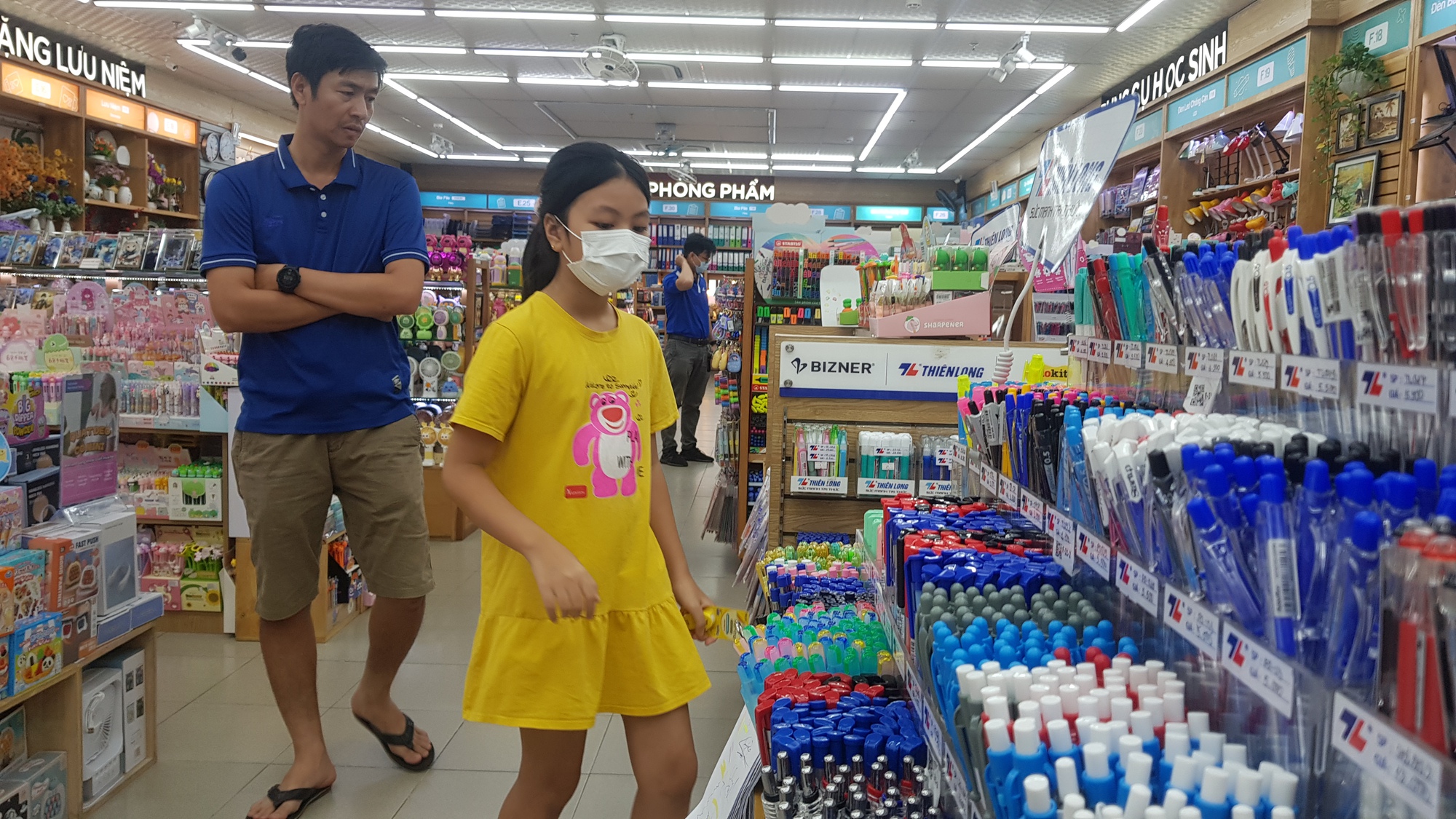 Phụ huynh lùng sục mua sách giáo khoa lớp 4, 8 và 11 - Ảnh 11.