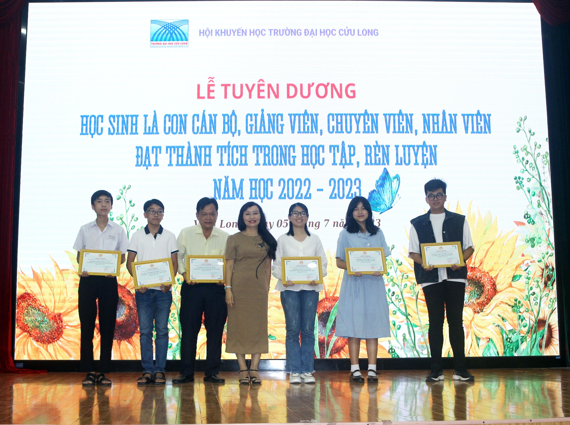Trường ĐH Cửu Long tuyên dương con cán bộ, giảng viên của trường
