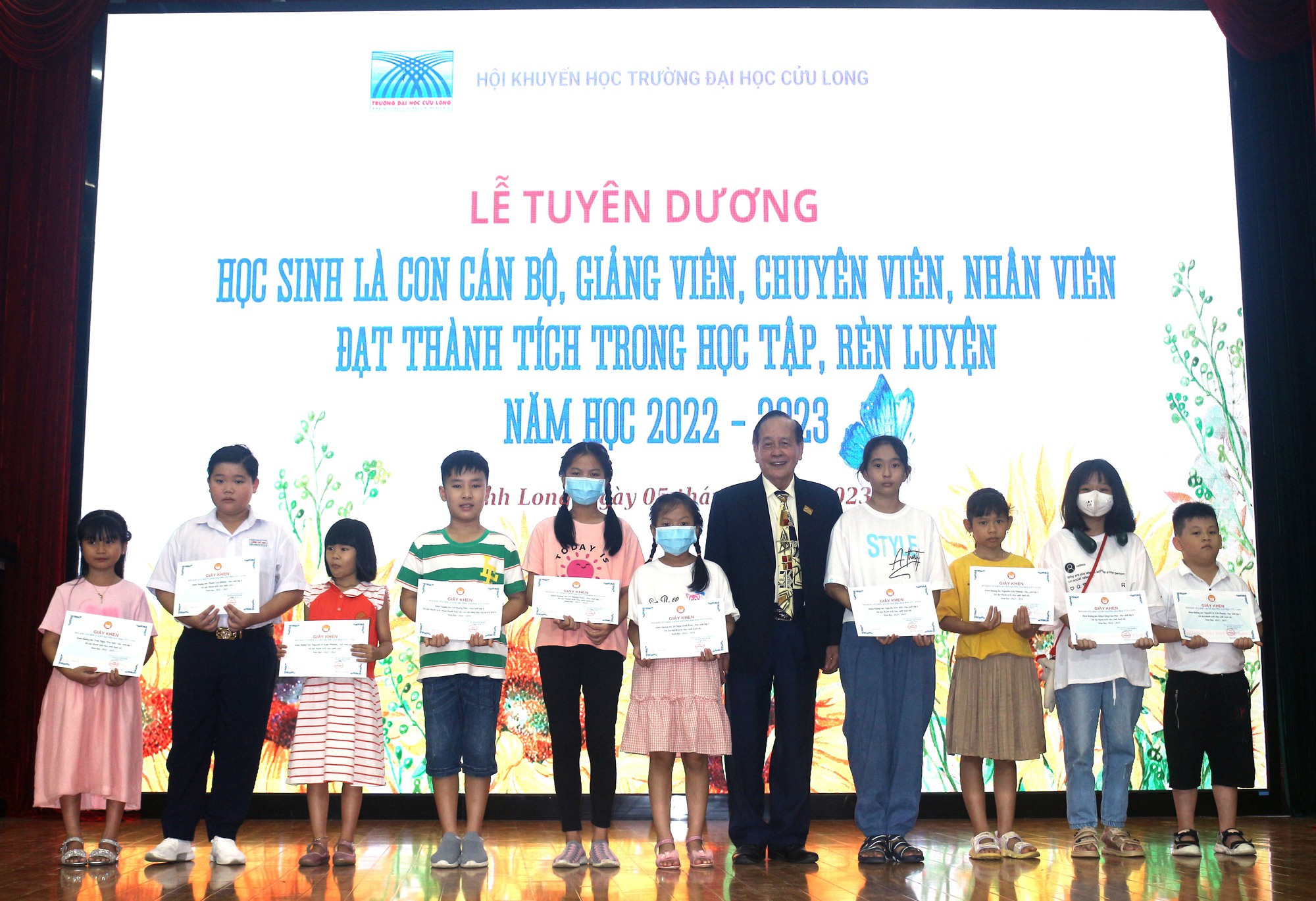 Trường ĐH Cửu Long tuyên dương con cán bộ, giảng viên của trường - Ảnh 2.