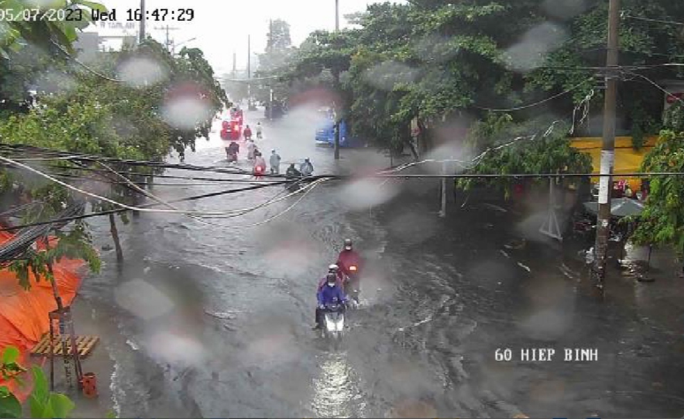Nhiều tuyến đường tại TP HCM ngập s&acirc;u trong ng&agrave;y đầu của đợt mưa diện rộng - Ảnh 1.