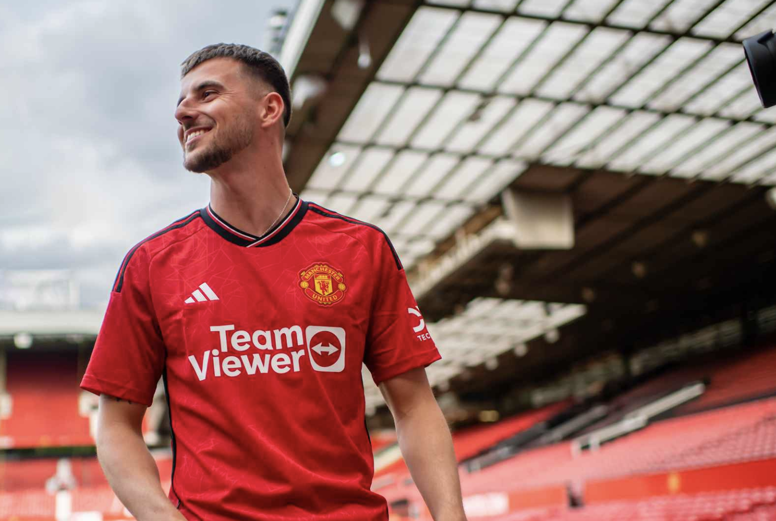 Mason Mount chính thức gia nhập Man United, lương cao hơn đội trưởng