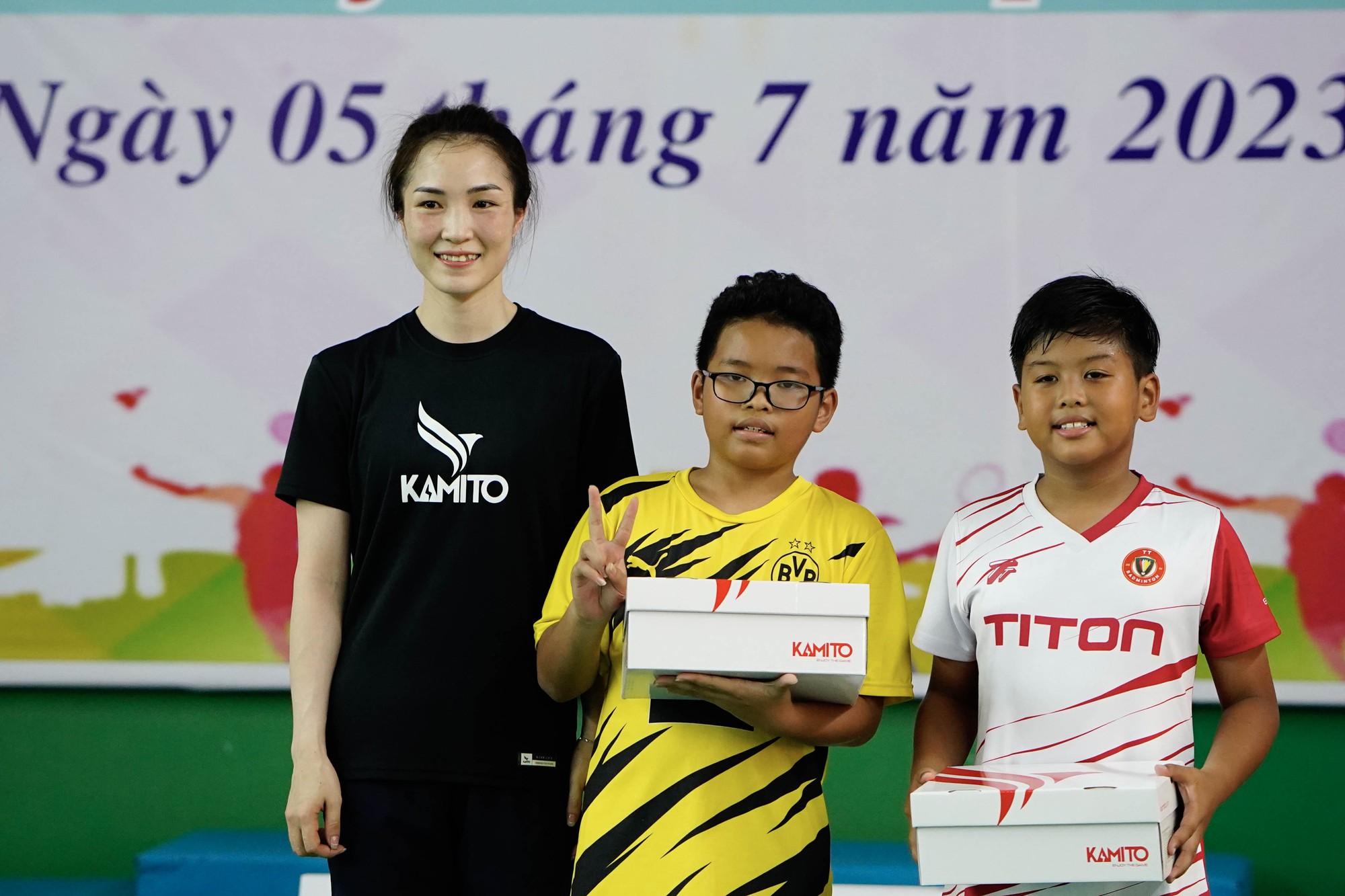 Vợ chồng Tiến Minh đồng h&agrave;nh c&ugrave;ng Ng&agrave;y hội cầu l&ocirc;ng h&egrave; Quận 11 - Ảnh 5.