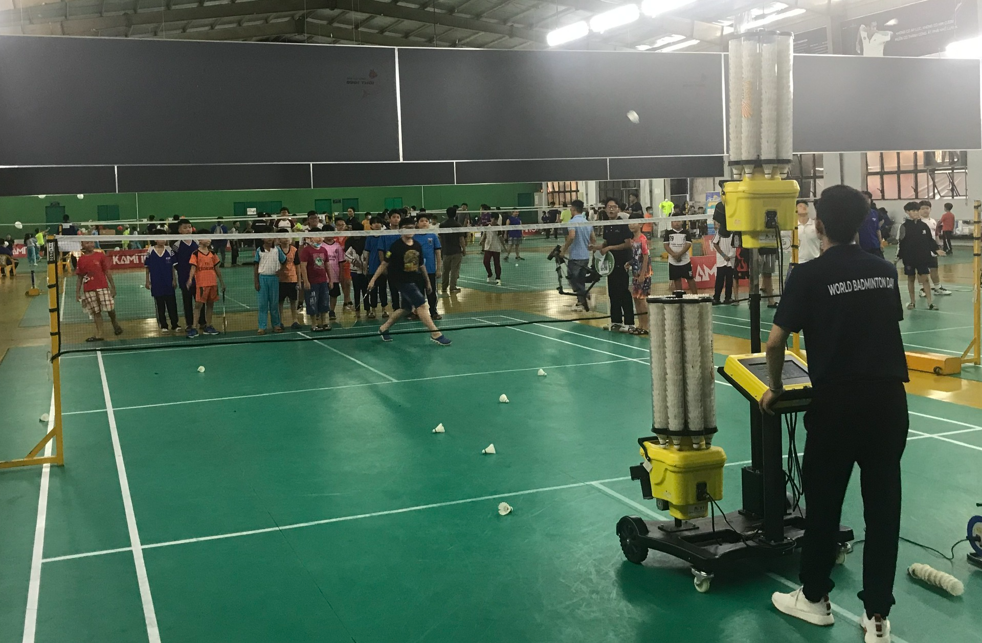 Vợ chồng Tiến Minh đồng h&agrave;nh c&ugrave;ng Ng&agrave;y hội cầu l&ocirc;ng h&egrave; Quận 11 - Ảnh 2.
