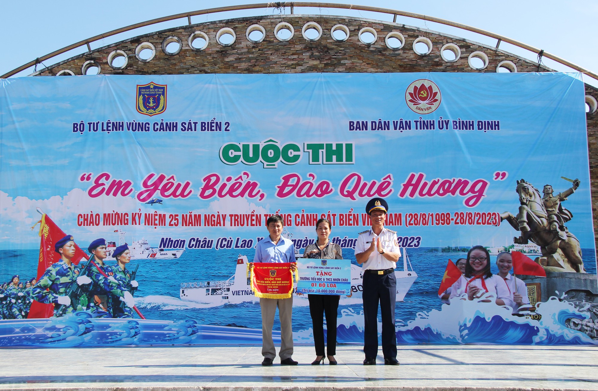 Ng&agrave;y &yacute; nghĩa tr&ecirc;n đảo C&ugrave; Lao Xanh - Ảnh 8.