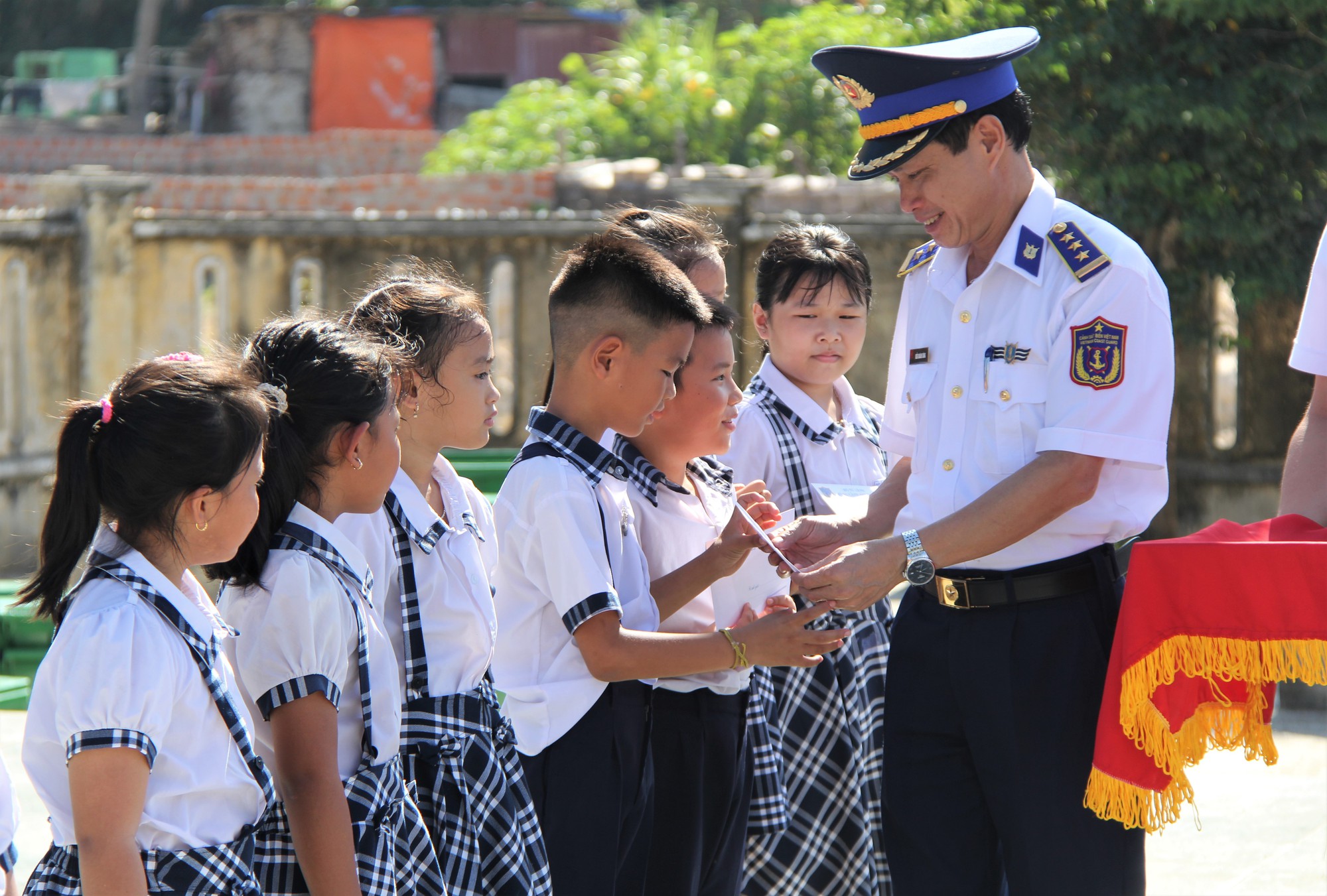 Ng&agrave;y &yacute; nghĩa tr&ecirc;n đảo C&ugrave; Lao Xanh - Ảnh 6.