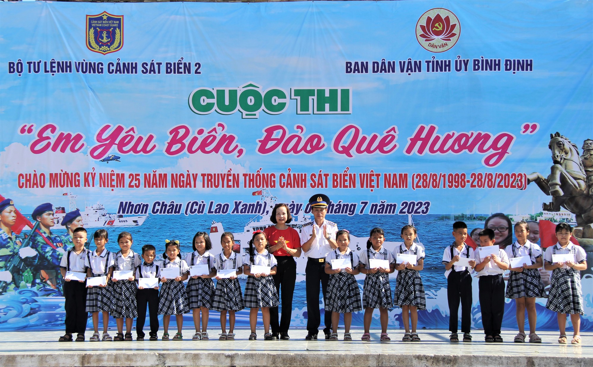 Ng&agrave;y &yacute; nghĩa tr&ecirc;n đảo C&ugrave; Lao Xanh - Ảnh 7.