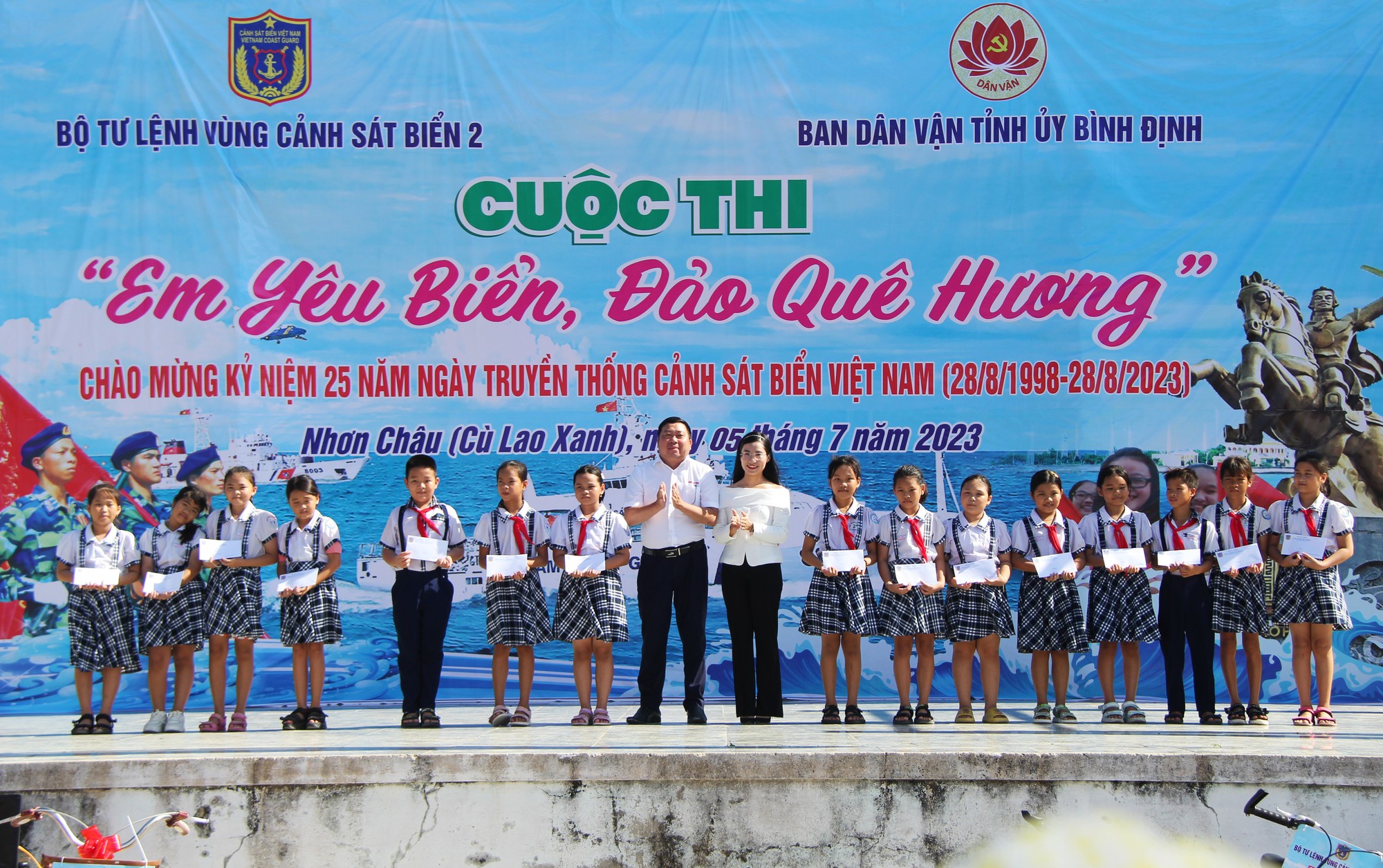 Ng&agrave;y &yacute; nghĩa tr&ecirc;n đảo C&ugrave; Lao Xanh - Ảnh 4.
