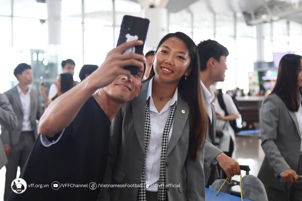 Tuyển nữ Việt Nam l&ecirc;n đường, bắt đầu h&agrave;nh tr&igrave;nh lịch sử ở World Cup nữ 2023 - Ảnh 1.