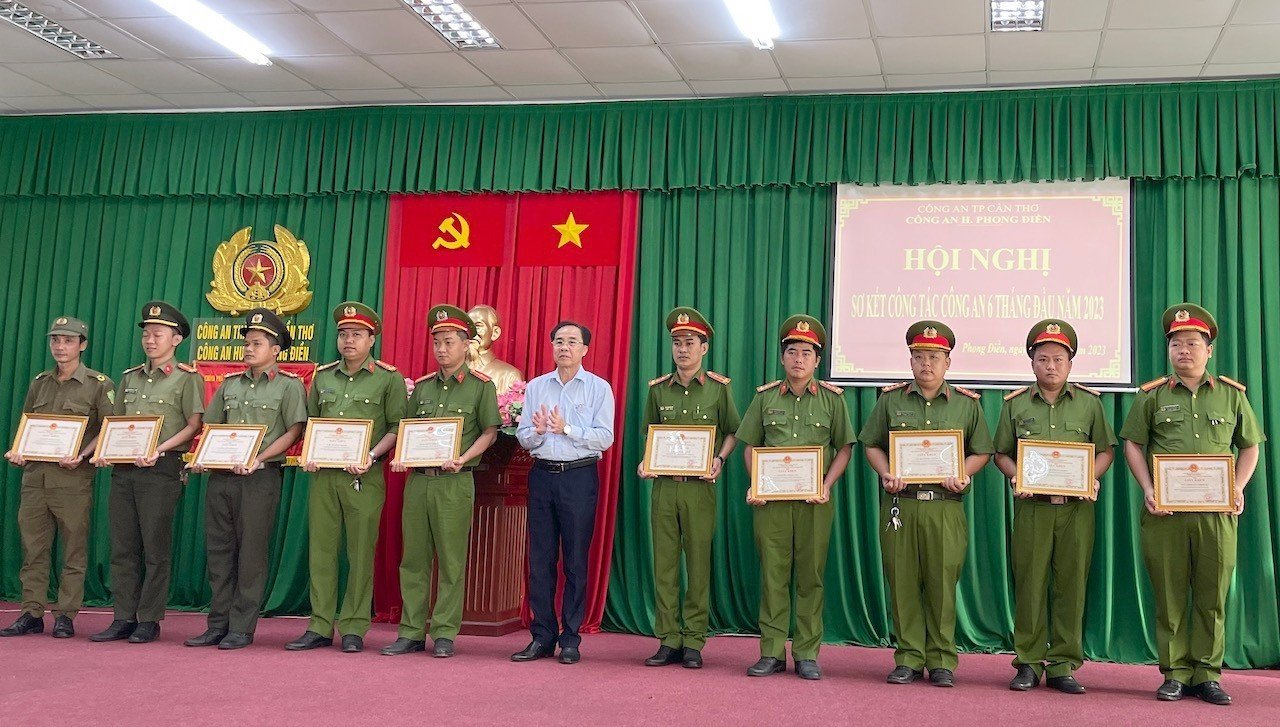 Cần Thơ: Mở rộng điều tra vụ x&uacute;c phạm Quốc kỳ - Ảnh 1.