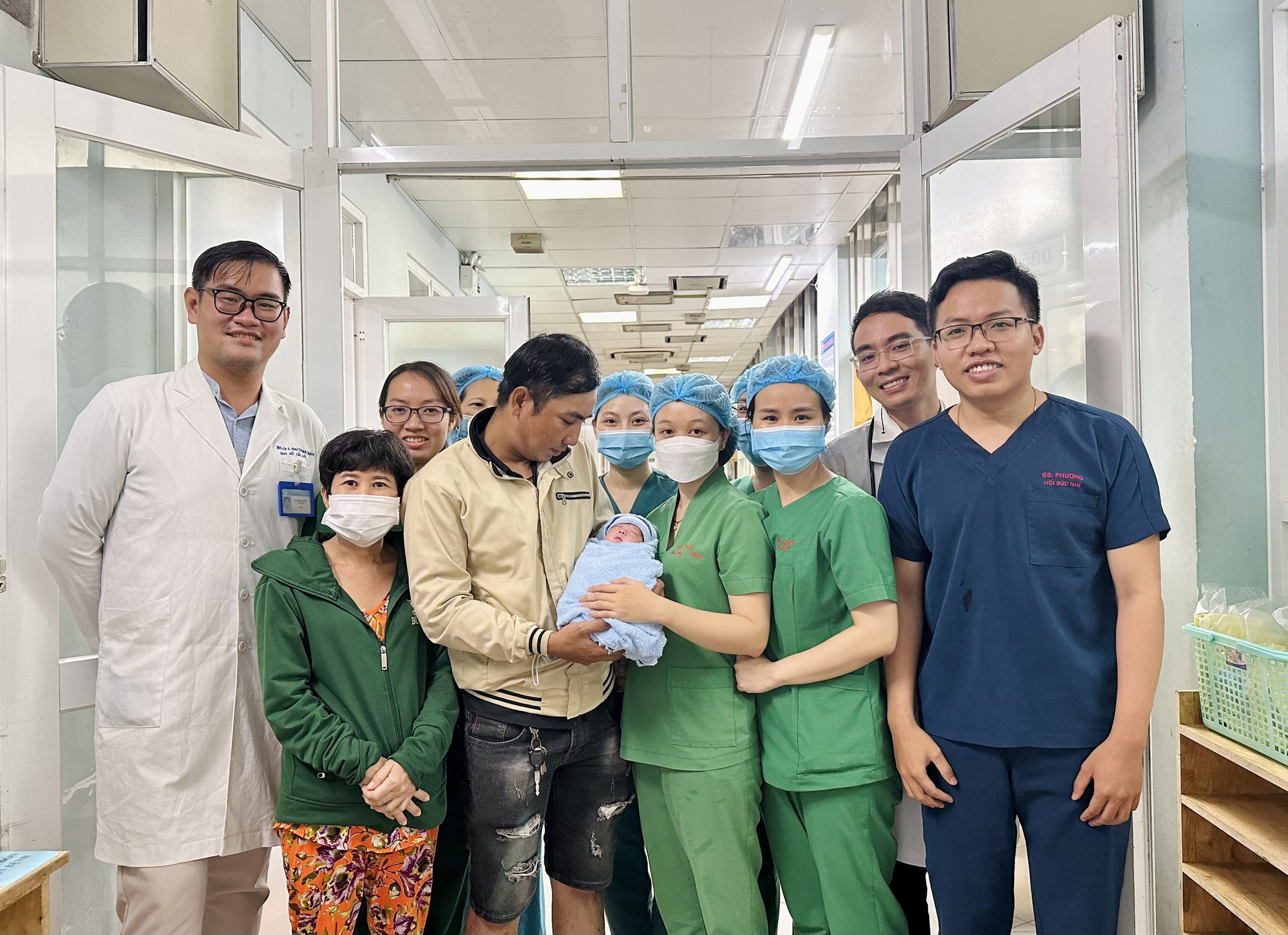 Hai tháng nỗ lực cứu bé gái sinh ra không may mắn