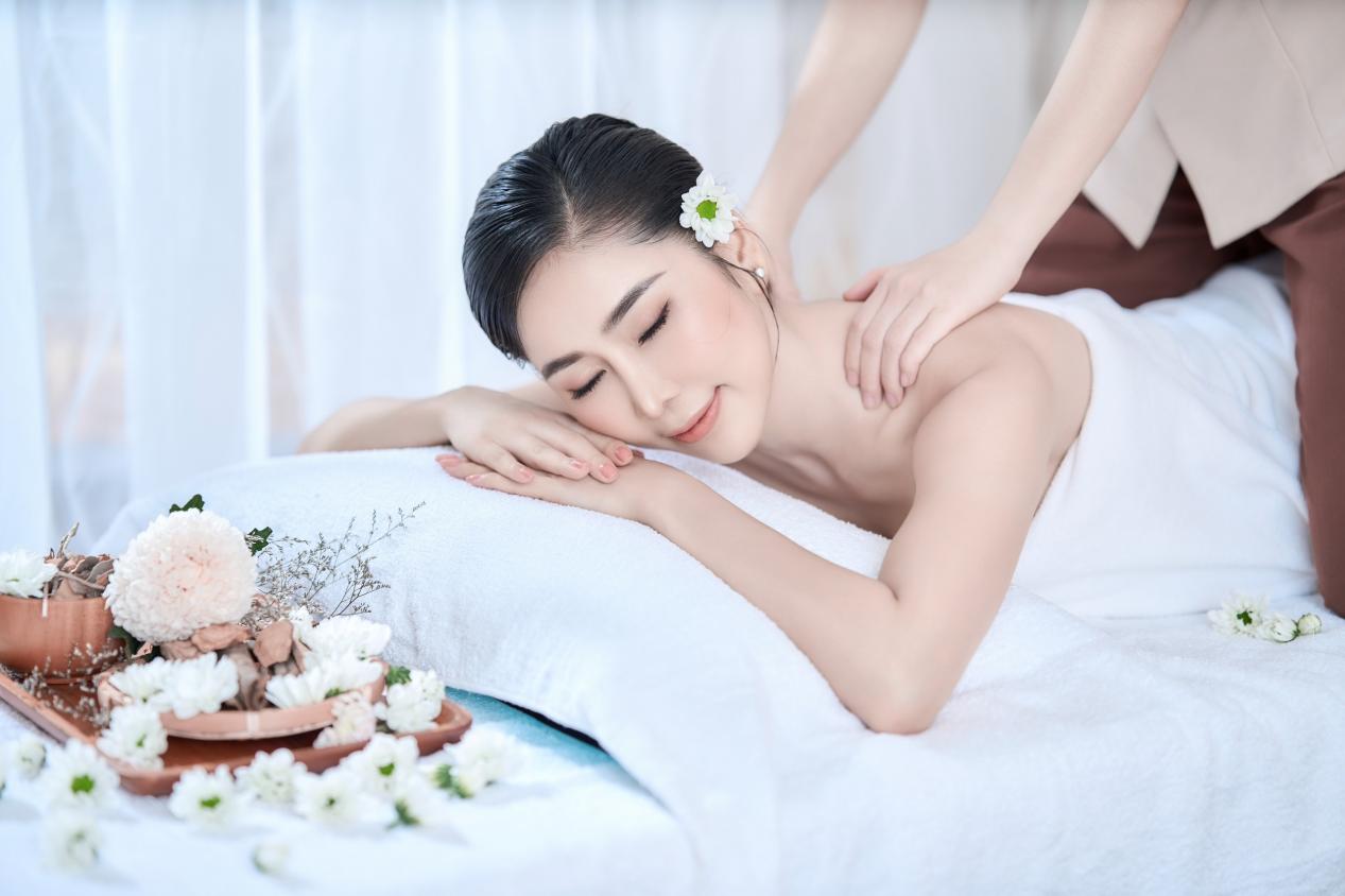 Hoa hậu Trịnh Thanh Hồng l&agrave;m đẹp tại spa Sắc Nhuận Khang - Ảnh 1.