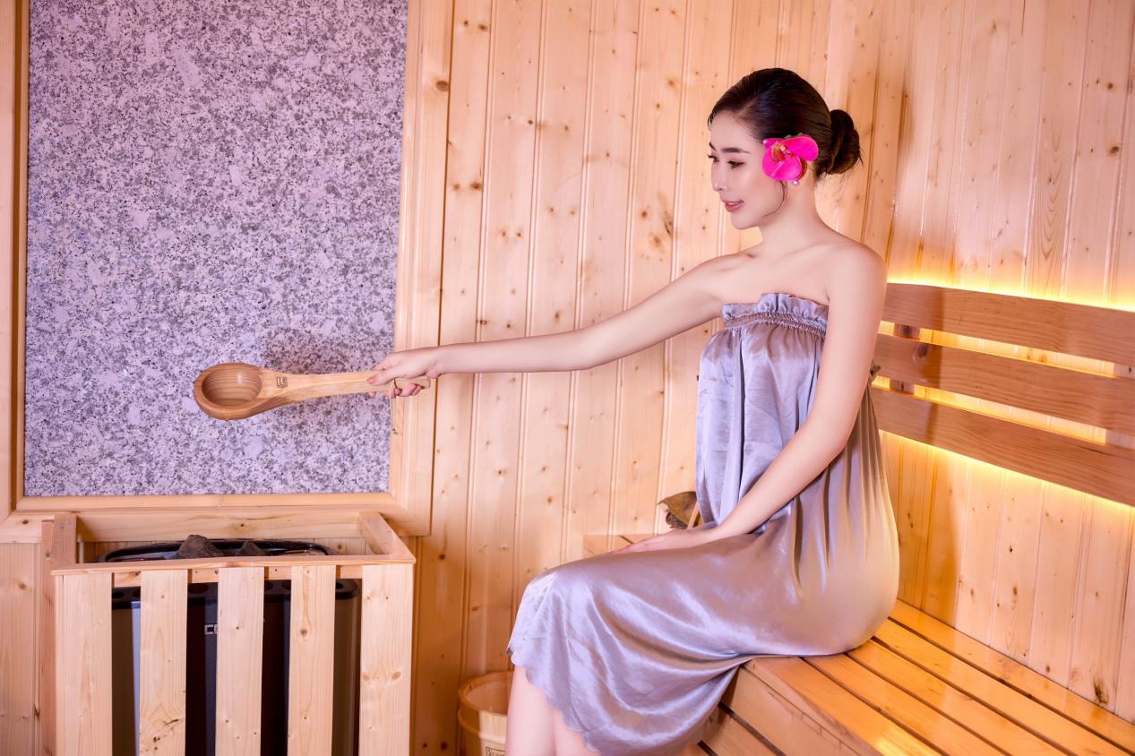 Hoa hậu Trịnh Thanh Hồng l&agrave;m đẹp tại spa Sắc Nhuận Khang - Ảnh 2.