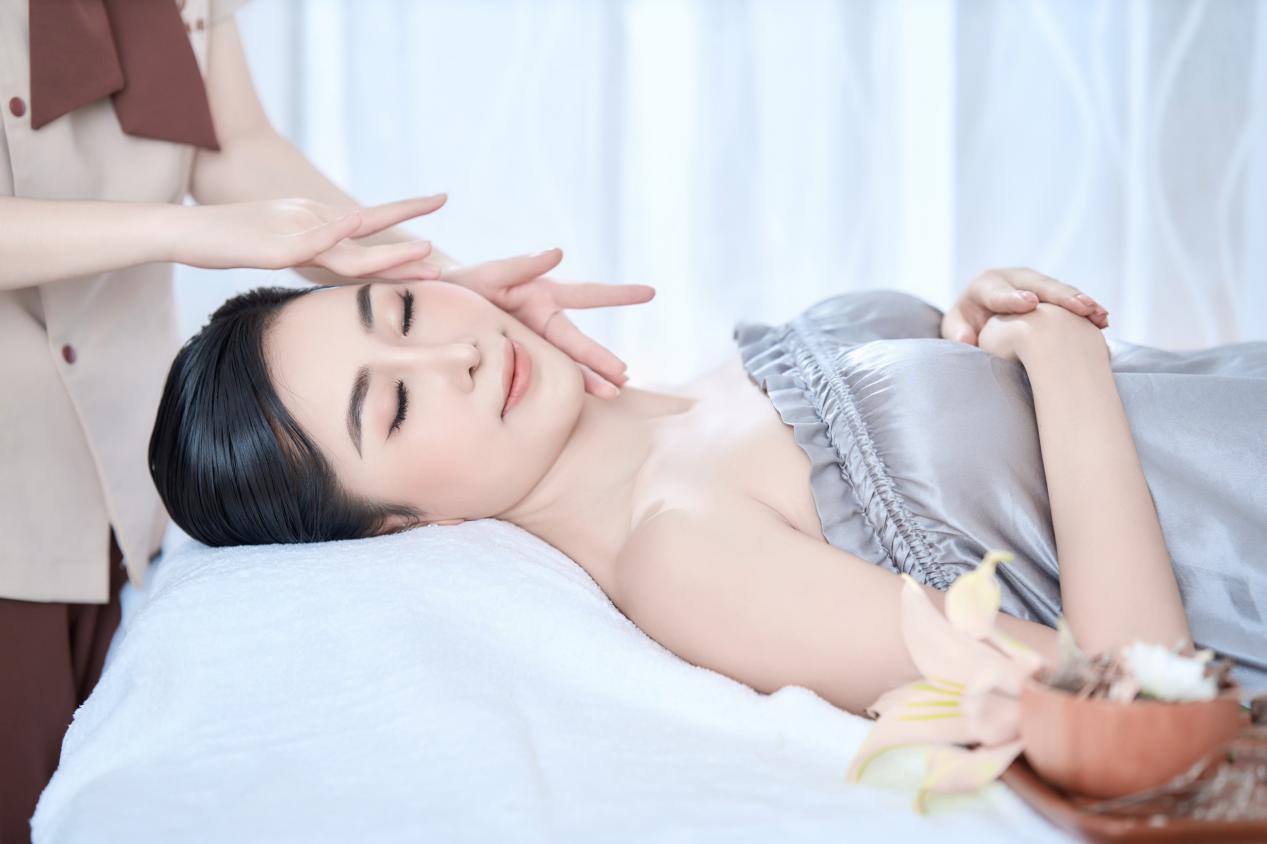 Hoa hậu Trịnh Thanh Hồng l&agrave;m đẹp tại spa Sắc Nhuận Khang - Ảnh 4.