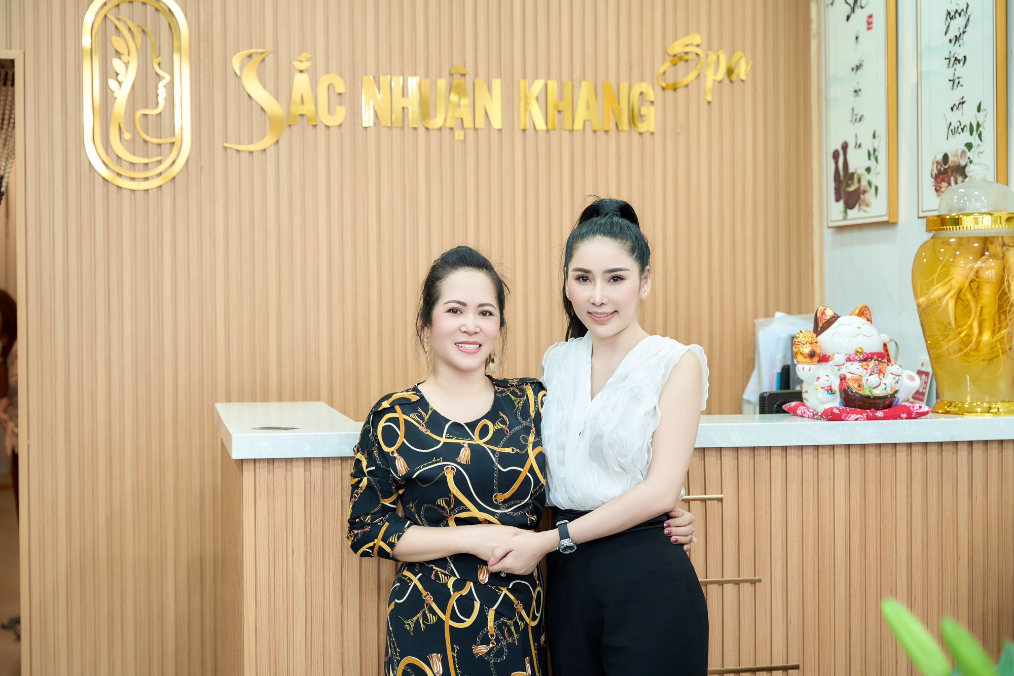 Hoa hậu Trịnh Thanh Hồng làm đẹp tại spa Sắc Nhuận Khang