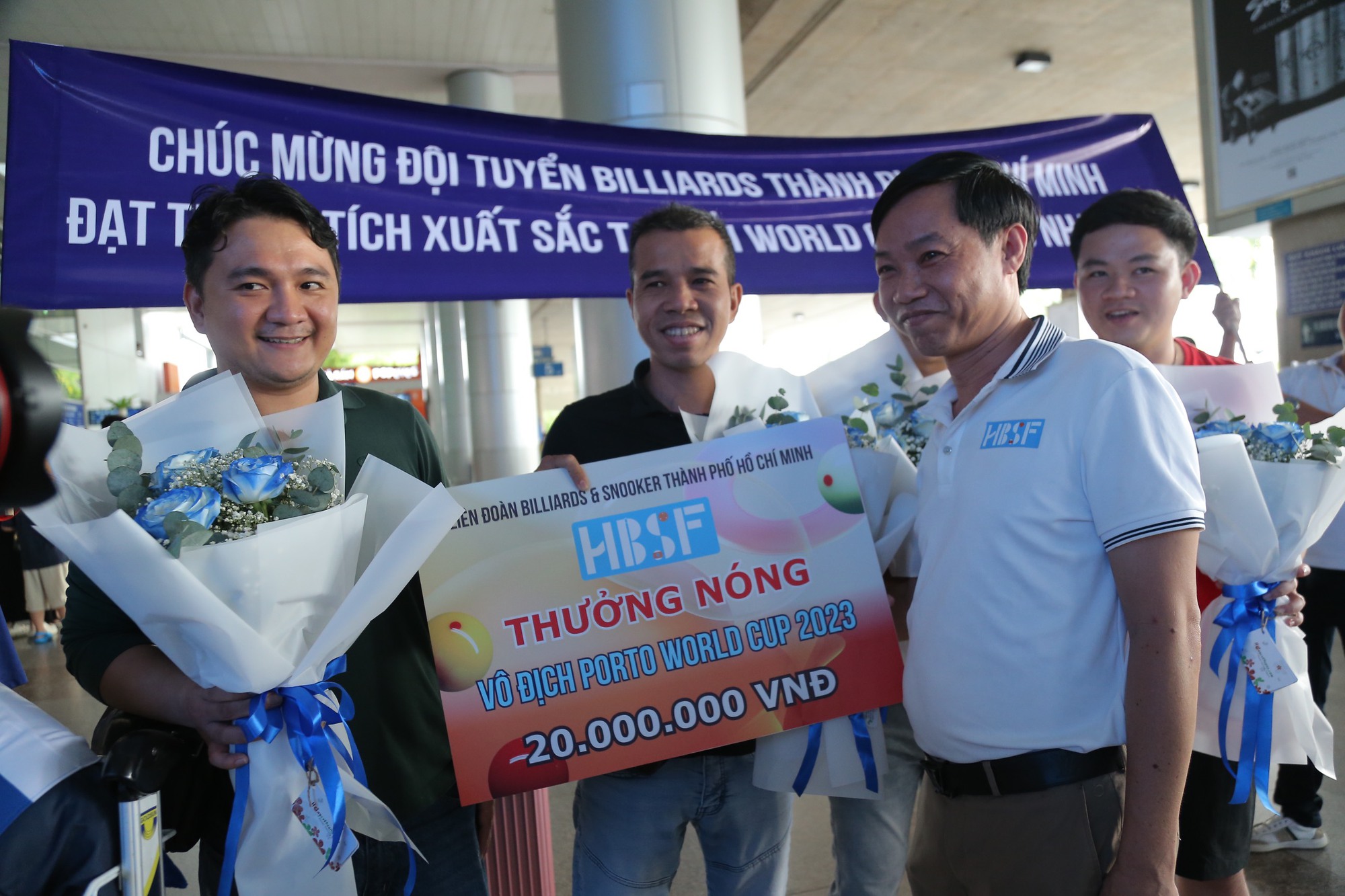 Nh&agrave; v&ocirc; địch World Cup Trần Quyết Chiến được thưởng n&oacute;ng ng&agrave;y về - Ảnh 6.