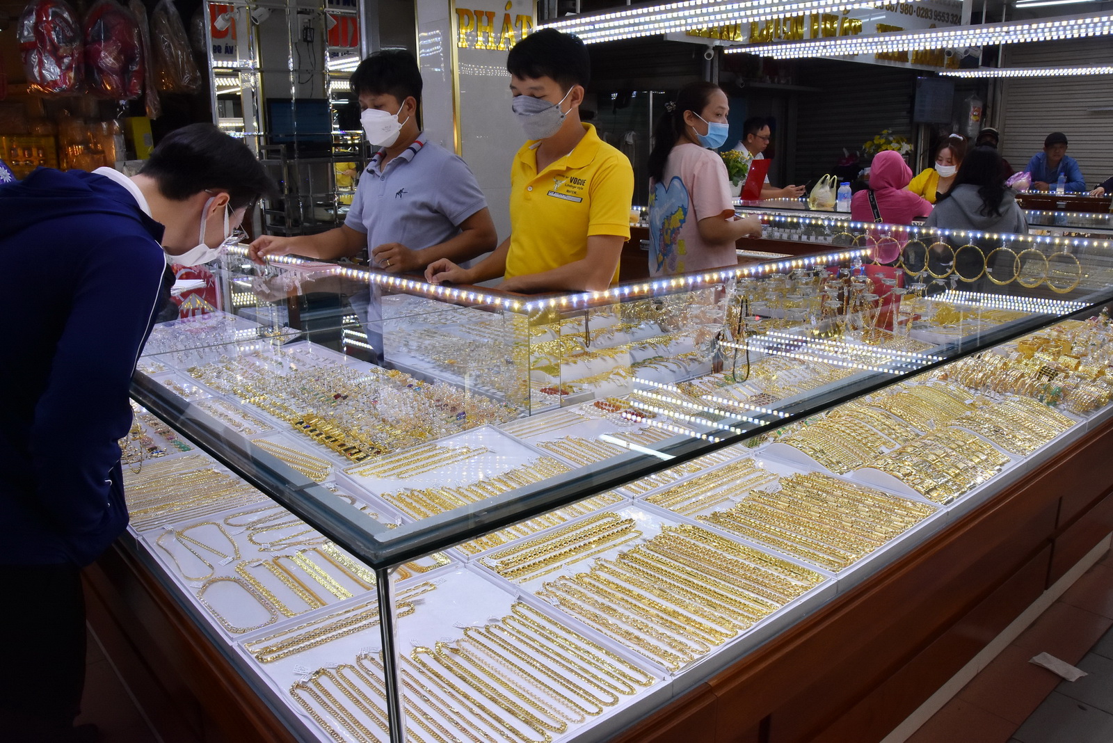 Gi&aacute; v&agrave;ng h&ocirc;m nay 6-7: Tiếp nối đ&agrave; lao dốc - Ảnh 1.