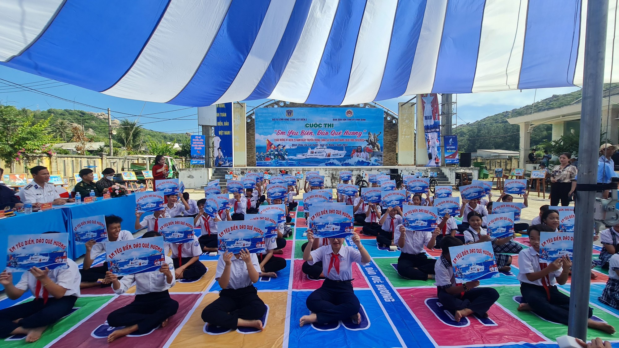 Ng&agrave;y &yacute; nghĩa tr&ecirc;n đảo C&ugrave; Lao Xanh - Ảnh 1.