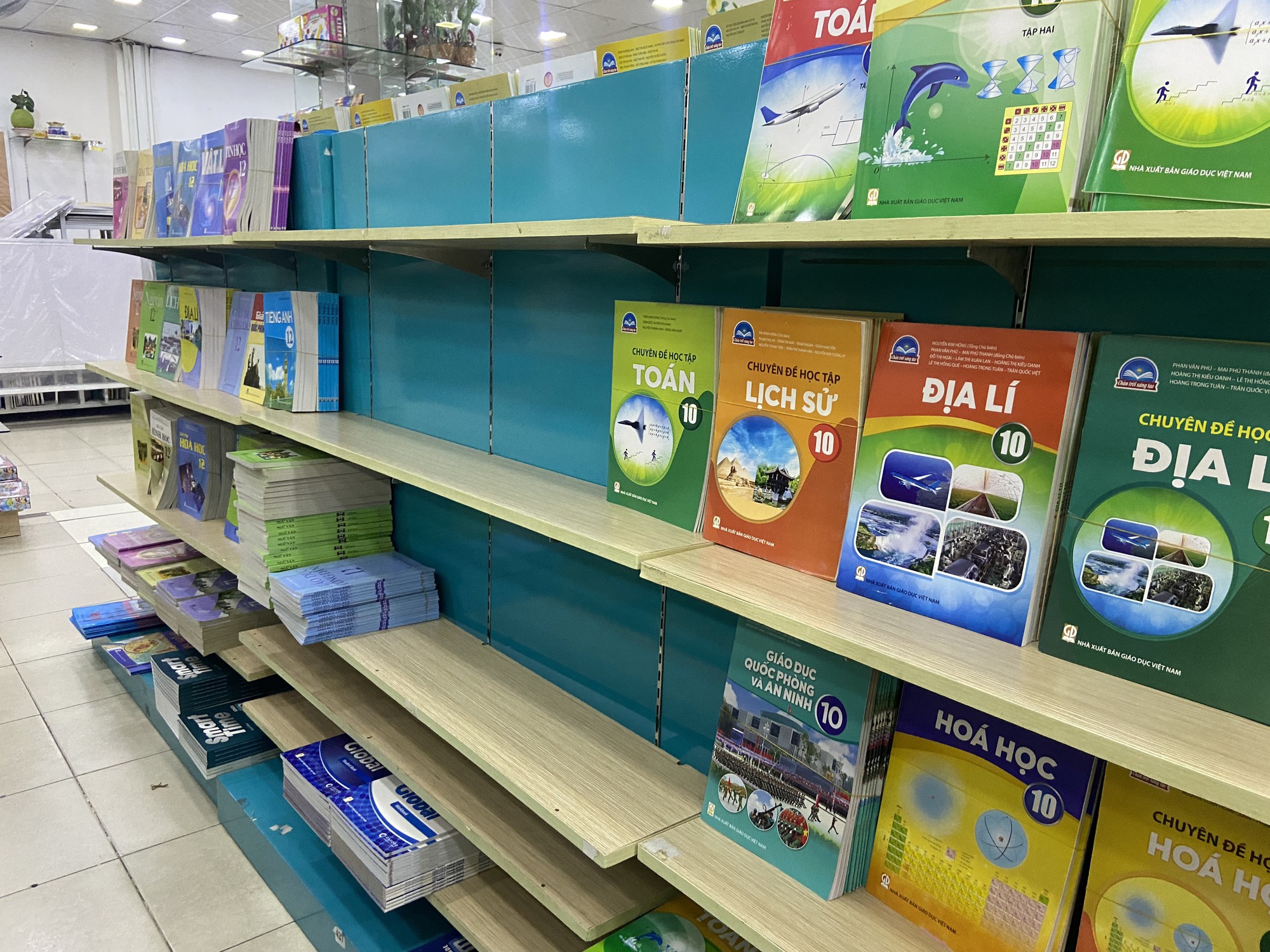 Phụ huynh lùng sục mua sách giáo khoa lớp 4, 8 và 11 - Ảnh 6.
