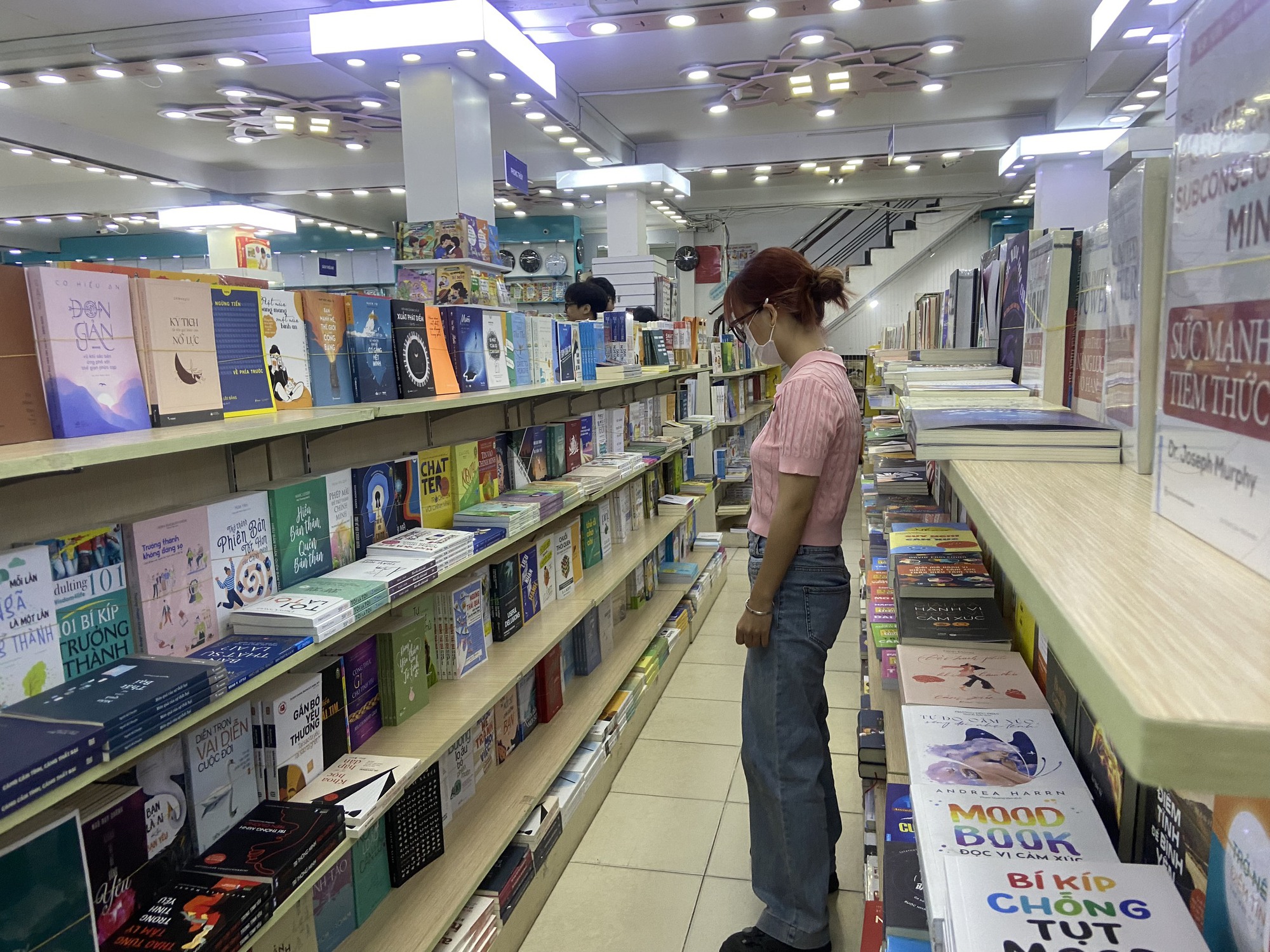 Phụ huynh lùng sục mua sách giáo khoa lớp 4, 8 và 11 - Ảnh 8.