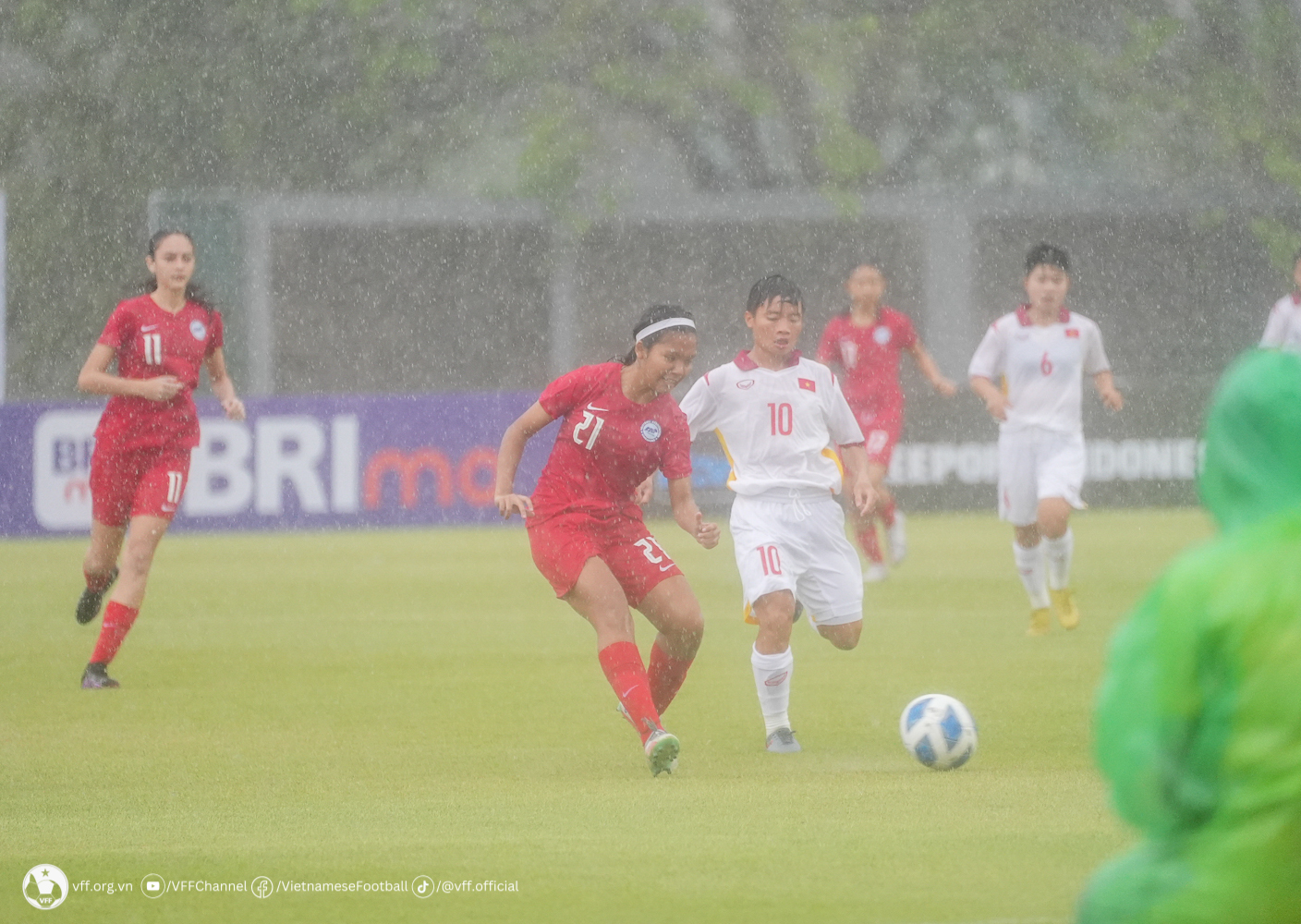 U19 nữ Việt Nam ra qu&acirc;n thuận lợi tại AFF Championship - Ảnh 1.