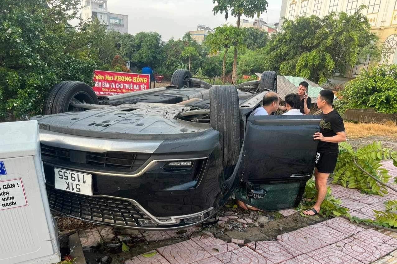 TP HCM: Xế hộp tự "phơi bụng" trên vỉa hè đường Phạm Văn Đồng