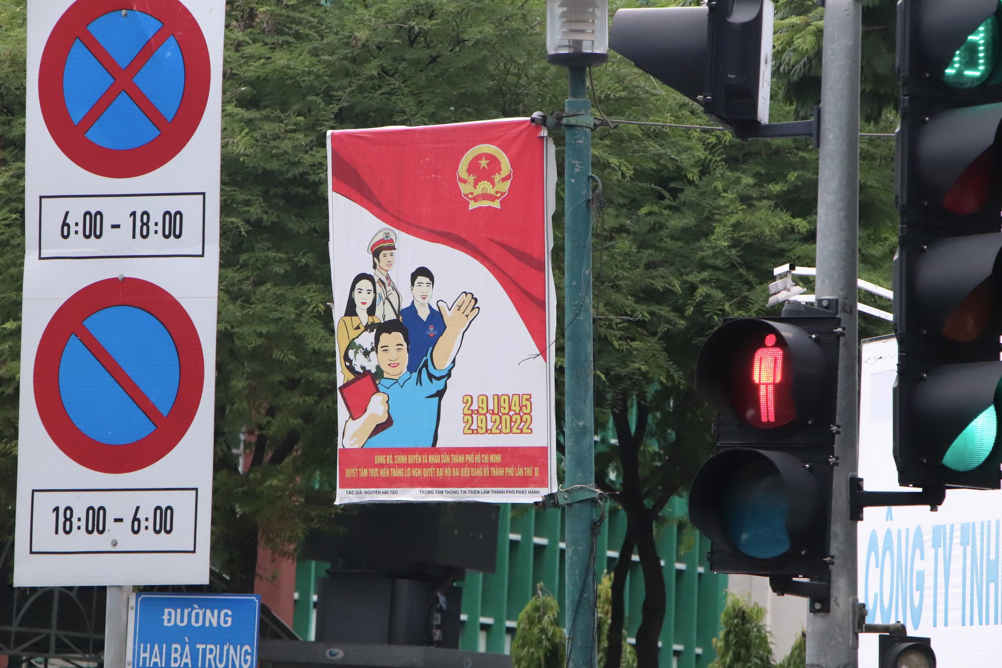 Những bảng quảng cáo "hết hạn" ở TP HCM