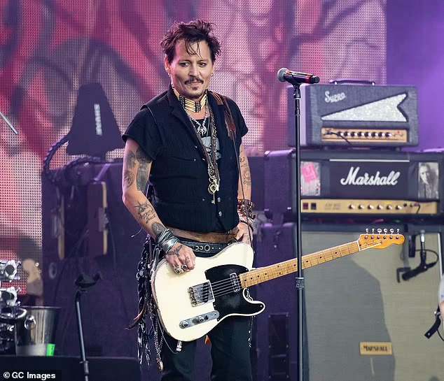 “Cướp biển” Johnny Depp chống nạng trên đường phố - Ảnh 3.