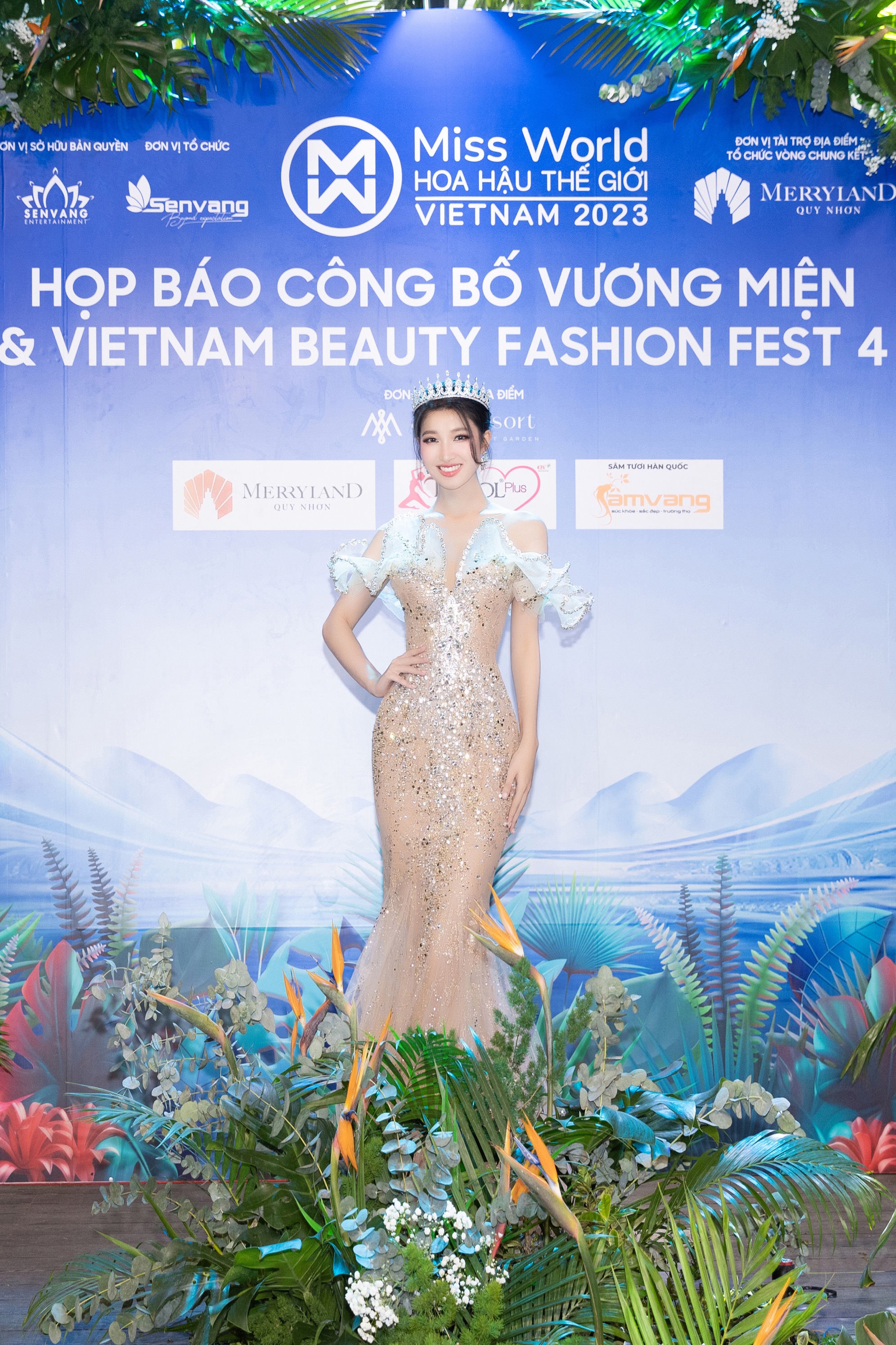 D&agrave;n người đẹp chặt nhau tr&ecirc;n thảm đỏ - Ảnh 4.
