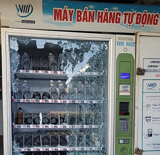 CLIP: Nhóm thanh niên đập phá máy bán hàng tự động để lấy đồ uống