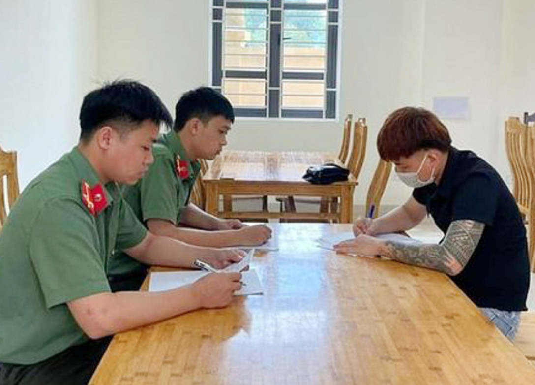 Thanh niên xăm trổ mặc cảnh phục công an để câu "like"