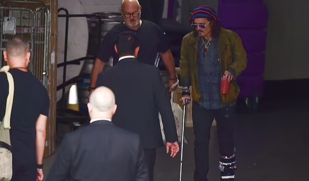 “Cướp biển” Johnny Depp chống nạng trên đường phố