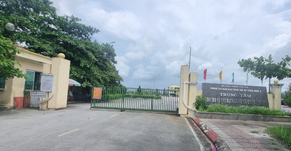 Khởi tố Giám đốc Trung tâm đào tạo và sát hạch lái xe cơ giới đường bộ cùng “thuộc cấp” - Ảnh 1.