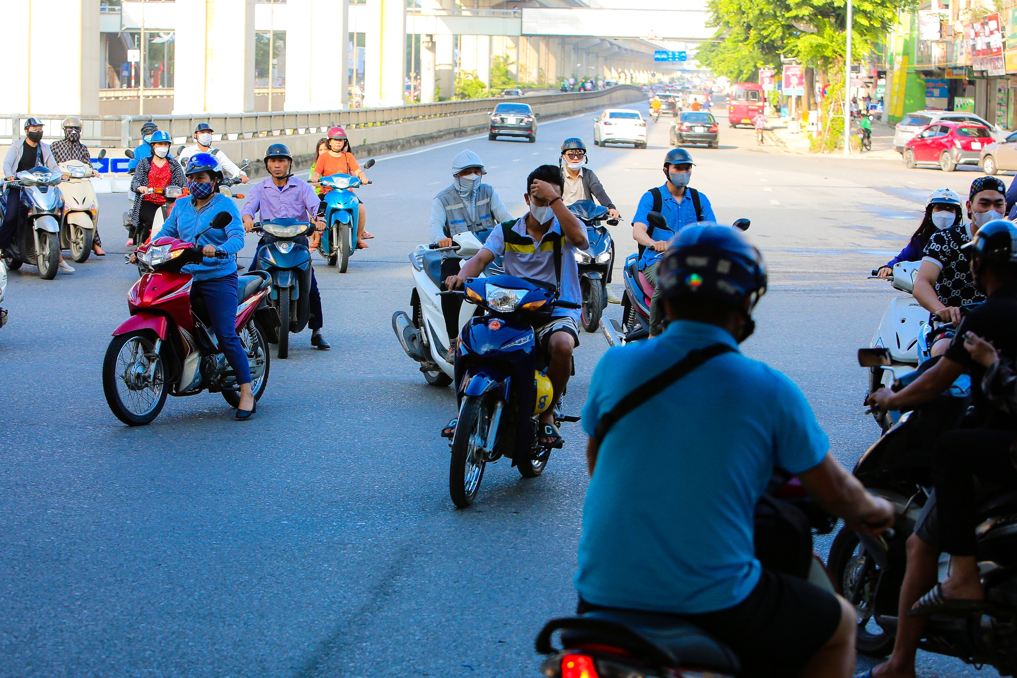 Cận cảnh giao th&ocirc;ng hỗn loạn khi dựng th&ecirc;m l&ocirc; cốt tr&ecirc;n đường Nguyễn Tr&atilde;i - Ảnh 7.