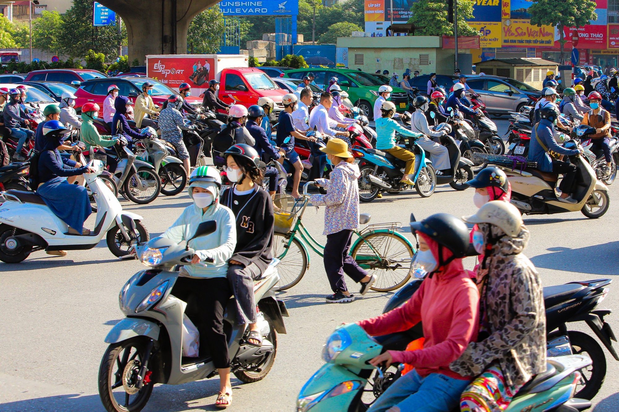 Cận cảnh giao th&ocirc;ng hỗn loạn khi dựng th&ecirc;m l&ocirc; cốt tr&ecirc;n đường Nguyễn Tr&atilde;i - Ảnh 6.