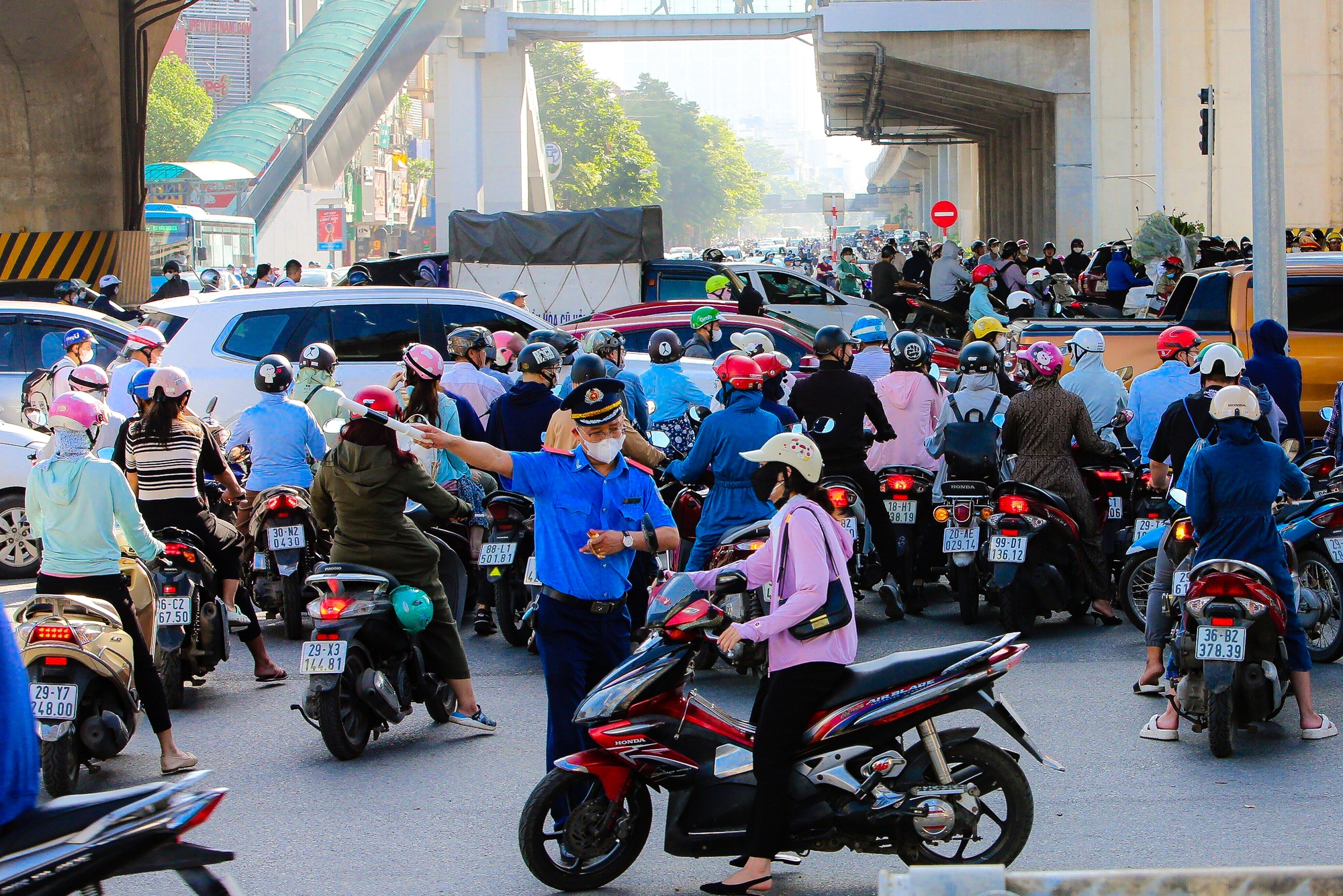 Cận cảnh giao thông hỗn loạn khi dựng thêm "lô cốt" trên đường Nguyễn Trãi