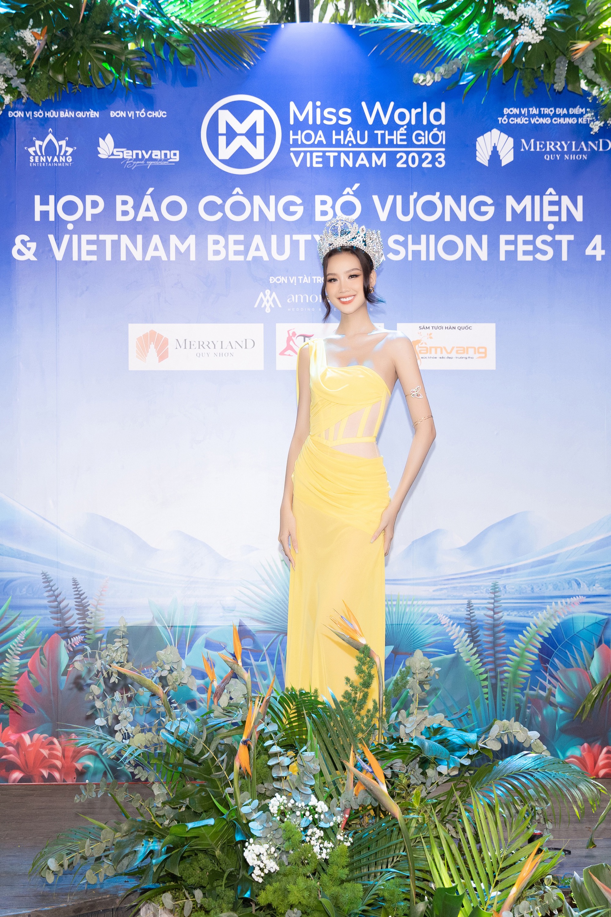 D&agrave;n người đẹp chặt nhau tr&ecirc;n thảm đỏ - Ảnh 3.
