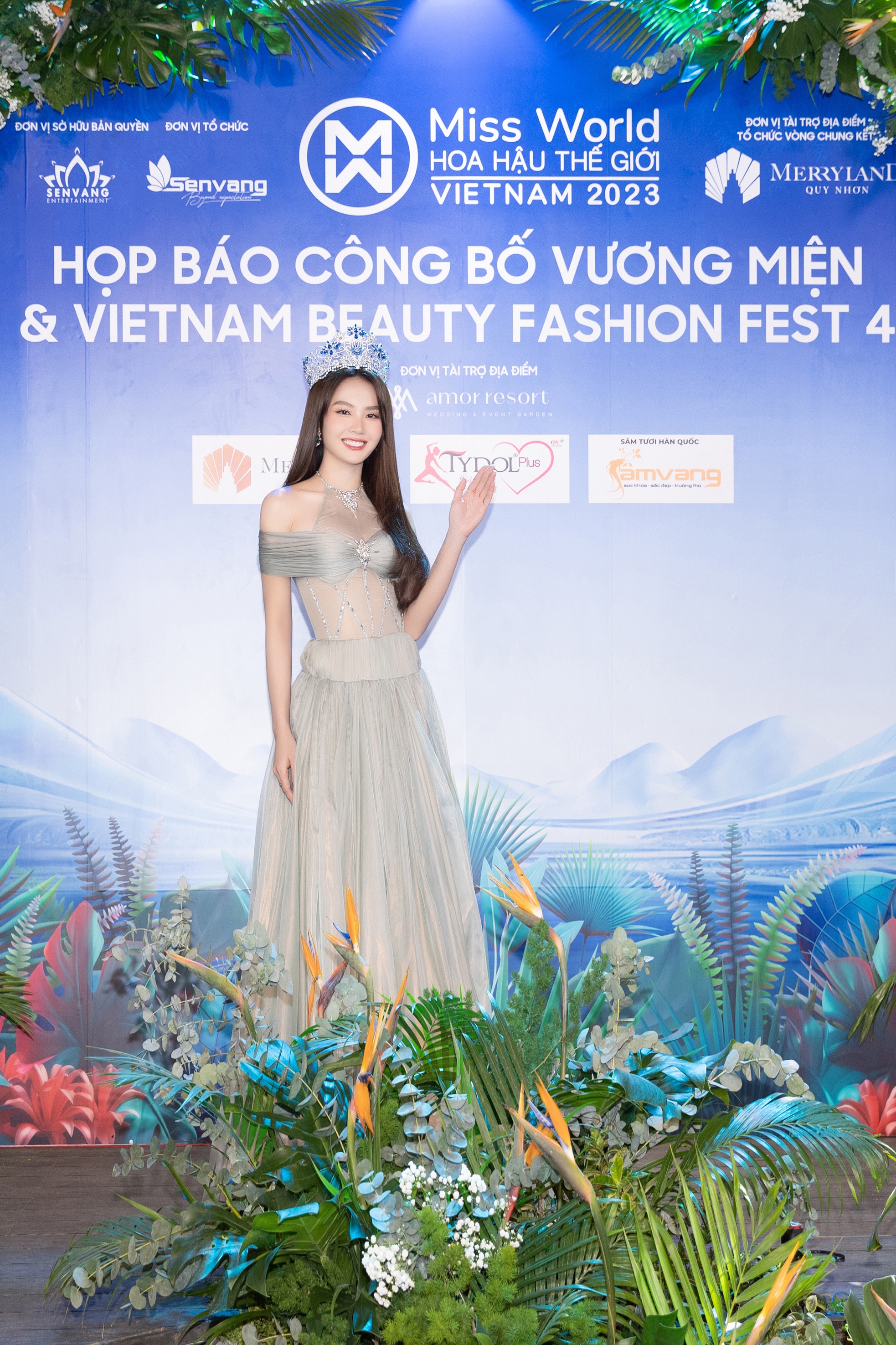 D&agrave;n người đẹp chặt nhau tr&ecirc;n thảm đỏ - Ảnh 1.