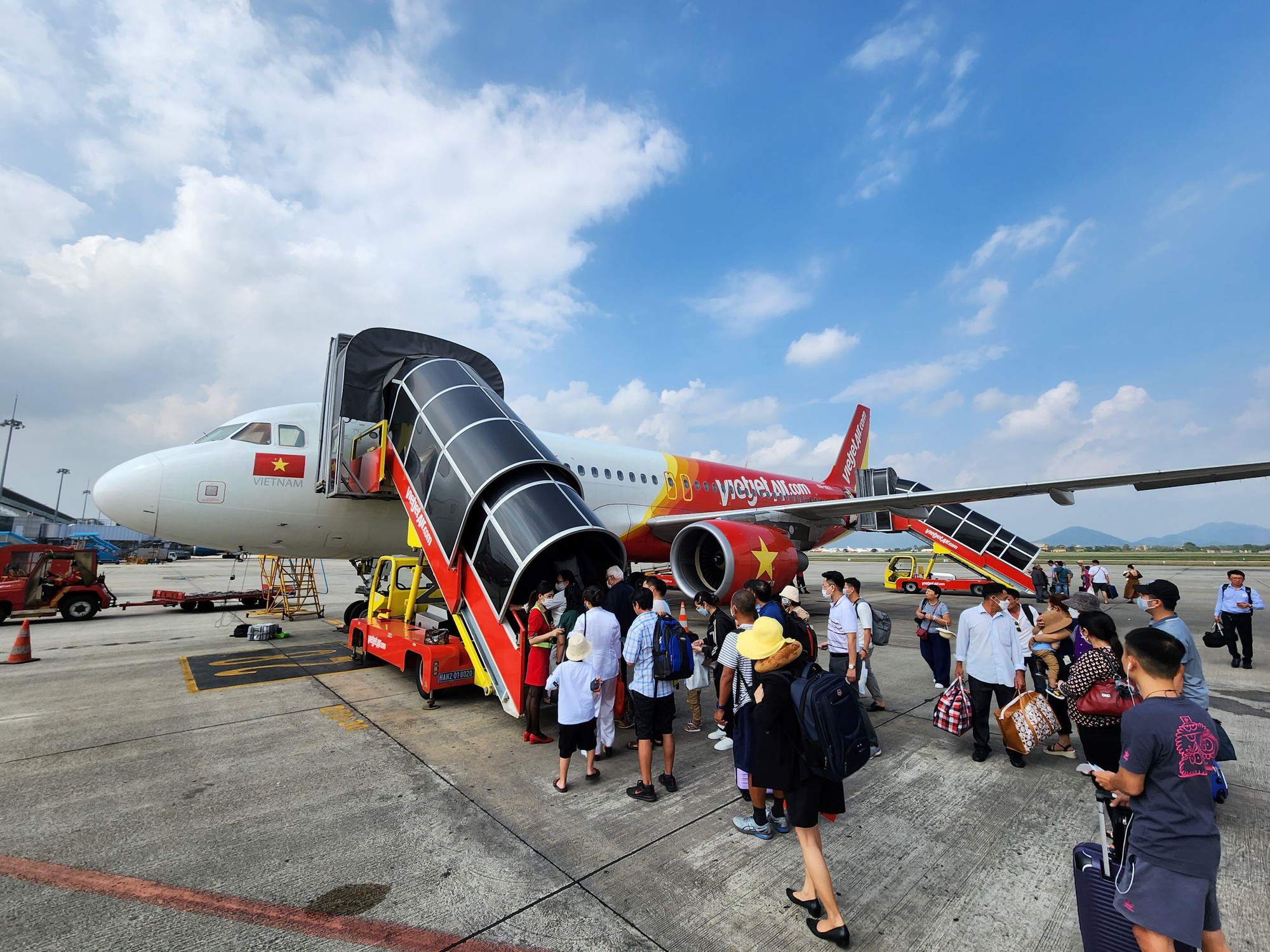 Chào ngày đôi 7-7, Vietjet tung 2 triệu vé bay giảm đến 77% - Ảnh 1.