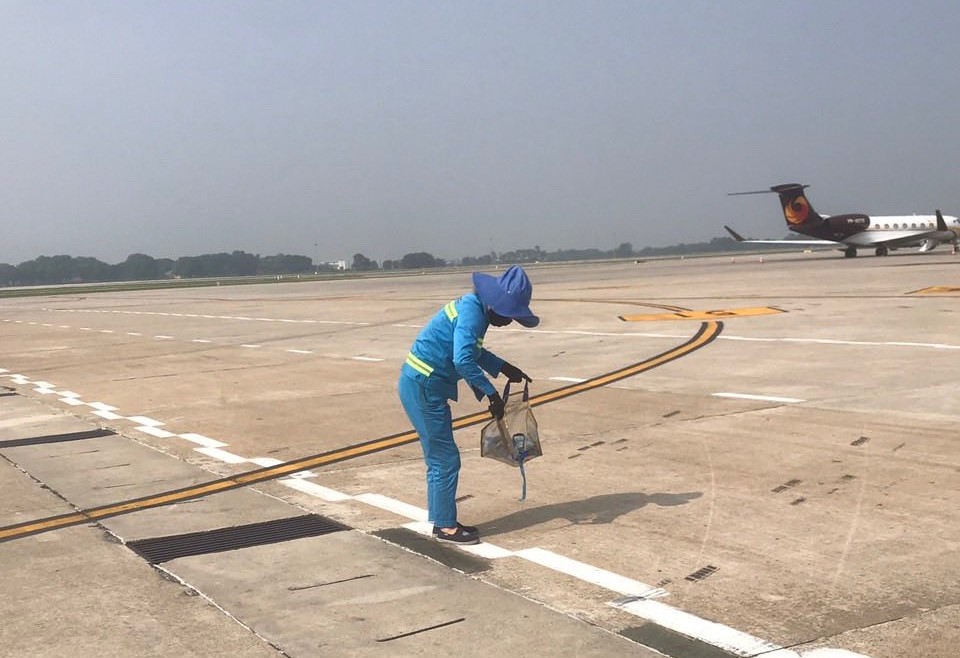 Máy bay cán đinh, Cục Hàng không yêu cầu tăng cường dọn dẹp đường băng - Ảnh 1.