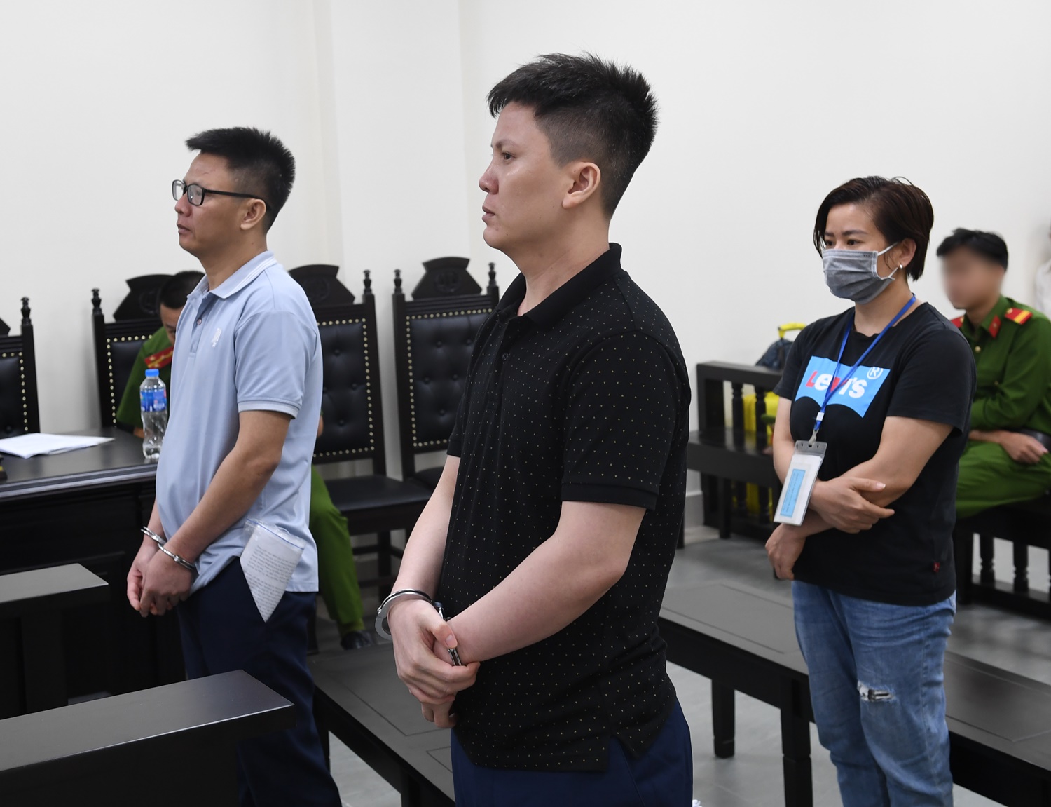 Hai anh em ruột lĩnh án vì tổ chức cho người khác trốn đi nước ngoài - Ảnh 1.