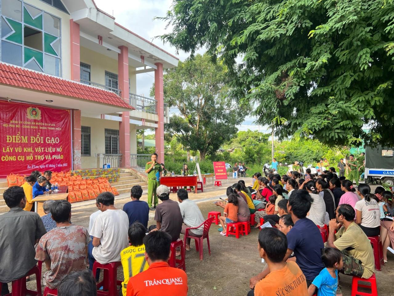 Đắk Lắk: Thu nhận hơn 300 khẩu súng khi vừa phát động Đổi gạo lấy vũ khí - Ảnh 1.