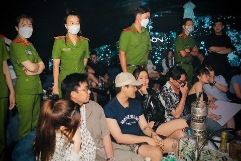 Công an "đột kích" quán bar, cả trăm người chạy trốn