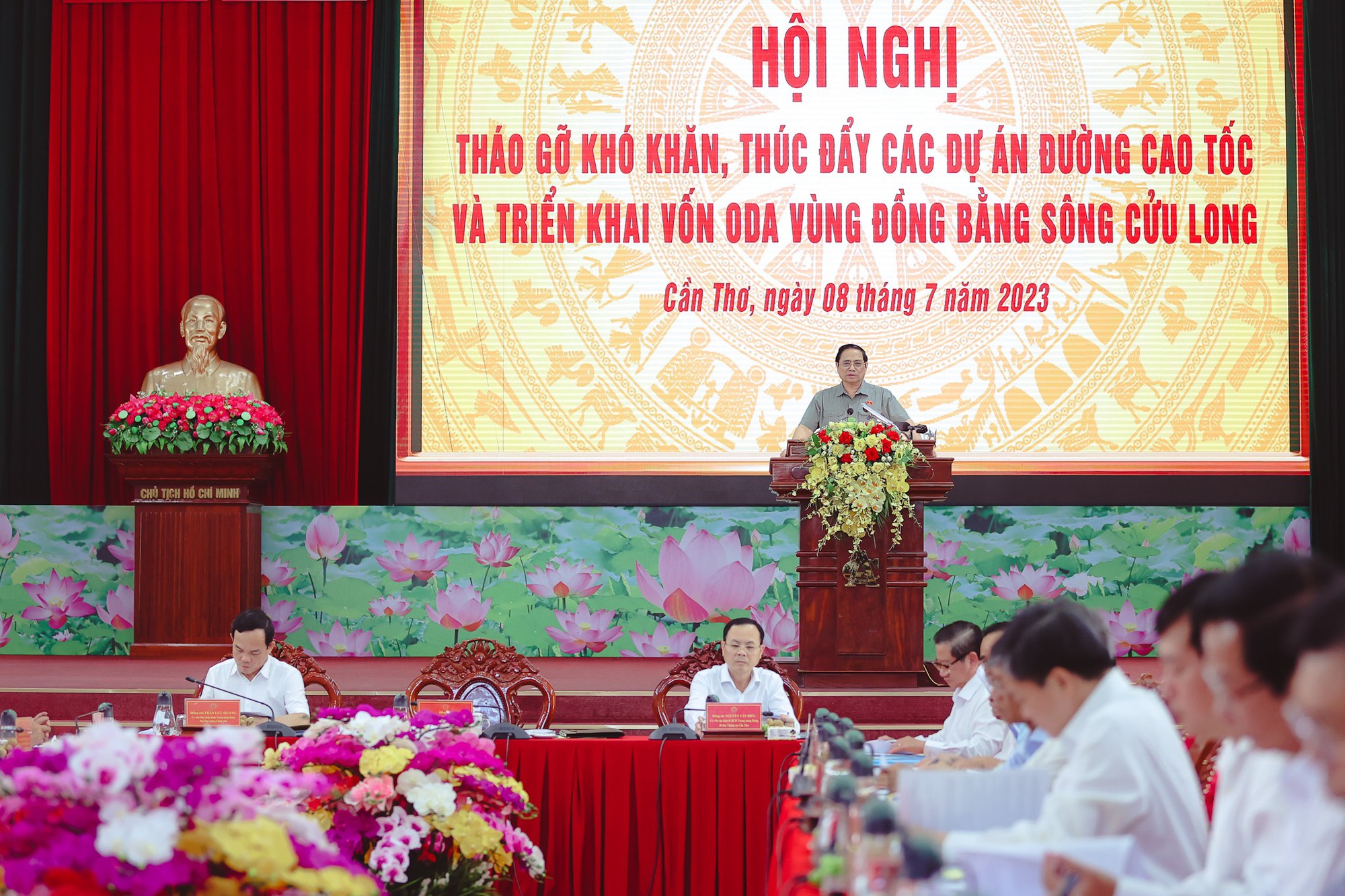 Thủ tướng: Th&uacute;c đẩy c&aacute;c dự &aacute;n cao tốc, giải quyết những n&uacute;t thắt của ĐBSCL - Ảnh 1.