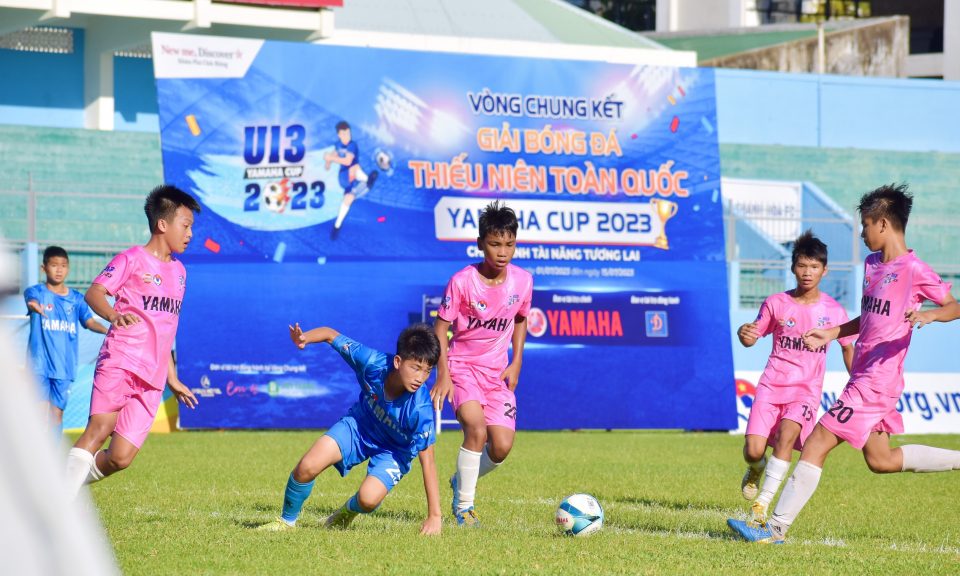 Hành động đẹp của các cầu thủ nhí U13 SLNA dành cho đội bạn