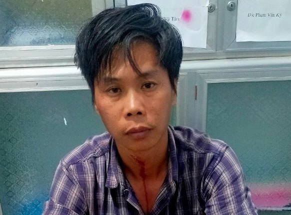 Nam thanh niên quật ngã, tóm gọn tên cướp tiệm vàng