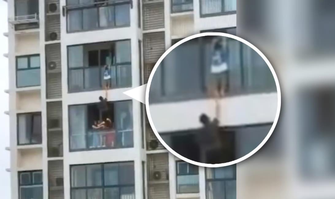 "Người nhện" Trung Quốc gây sốt vì cứu cháu bé treo lủng lẳng ở tầng 14