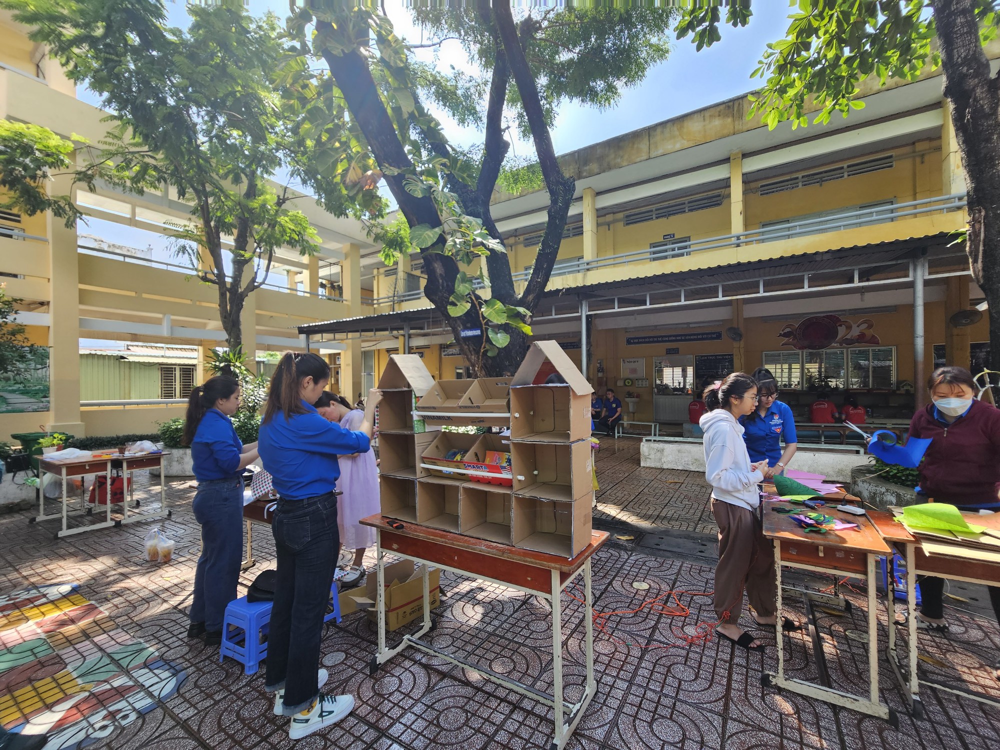 Học sinh l&agrave;m tuy&ecirc;n truyền vi&ecirc;n bảo vệ m&ocirc;i trường - Ảnh 4.