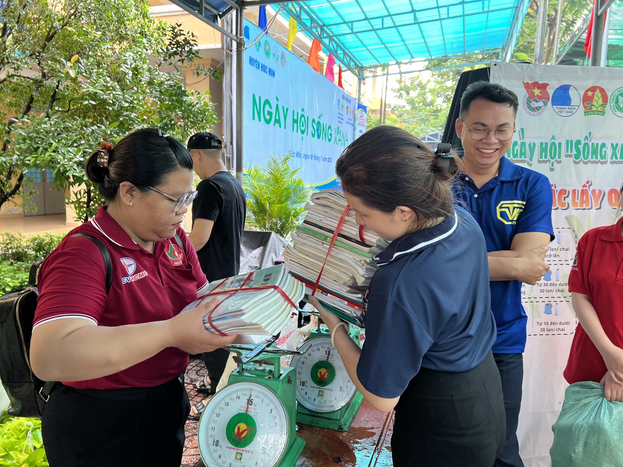 Học sinh l&agrave;m tuy&ecirc;n truyền vi&ecirc;n bảo vệ m&ocirc;i trường - Ảnh 1.
