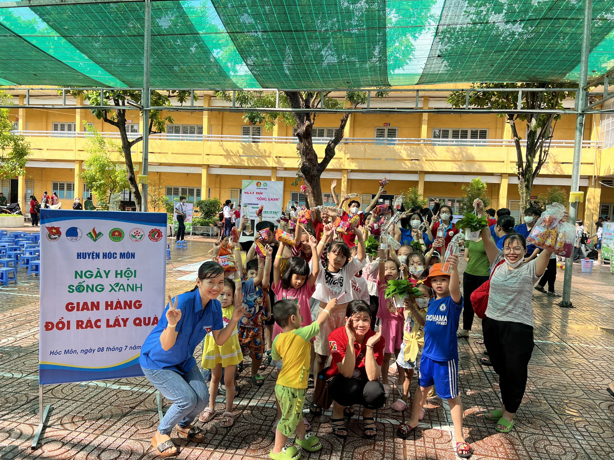 Học sinh làm tuyên truyền viên bảo vệ môi trường